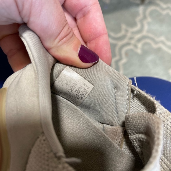 Adidas tennis shoe - Picture 4 of 4